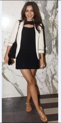  अभिनेत्री नेहा शर्मा 