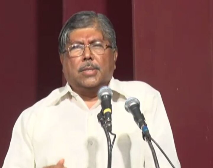Chandrakant patil apologizes for statement over potholes खड्ड्यांबाबतच्या वक्तव्याबाबत चंद्रकांत पाटलांची दिलगिरी