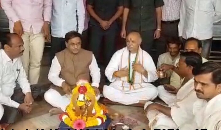 Pravin Togadia in Shani Shingnapur for shani darshan latest update विश्व हिंदू परिषदेचे अध्यक्ष प्रवीण तोगडिया शनीच्या चरणी लीन