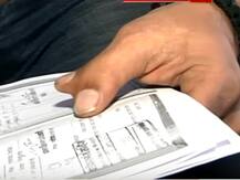 हाताला सहा बोटं असल्यानं आधार कार्ड मिळेना, तरुणाची ससेहोलपट