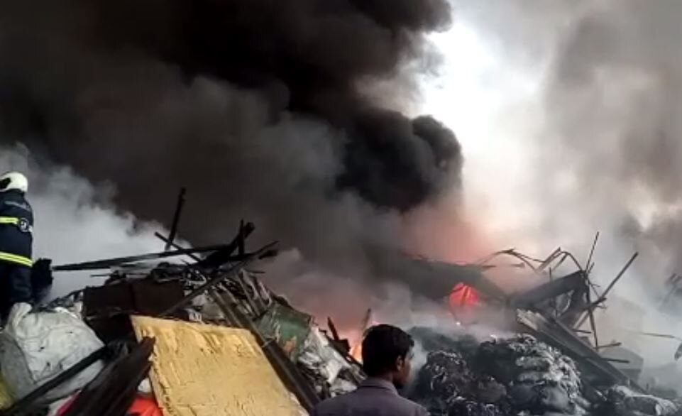 मुंबईत घाटकोपर-मानखुर्द रोडवर गोदामांना आग
