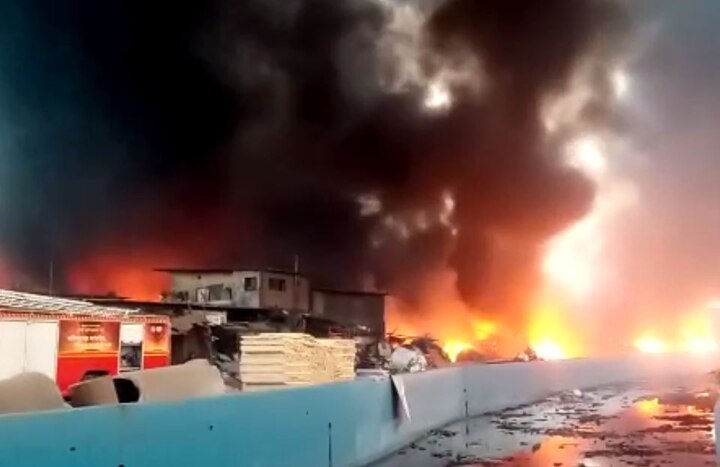 Fire in mandala slum in Mankhurd mumbai latest marathi news updates मुंबईत घाटकोपर-मानखुर्द रोडवर गोदामांना आग