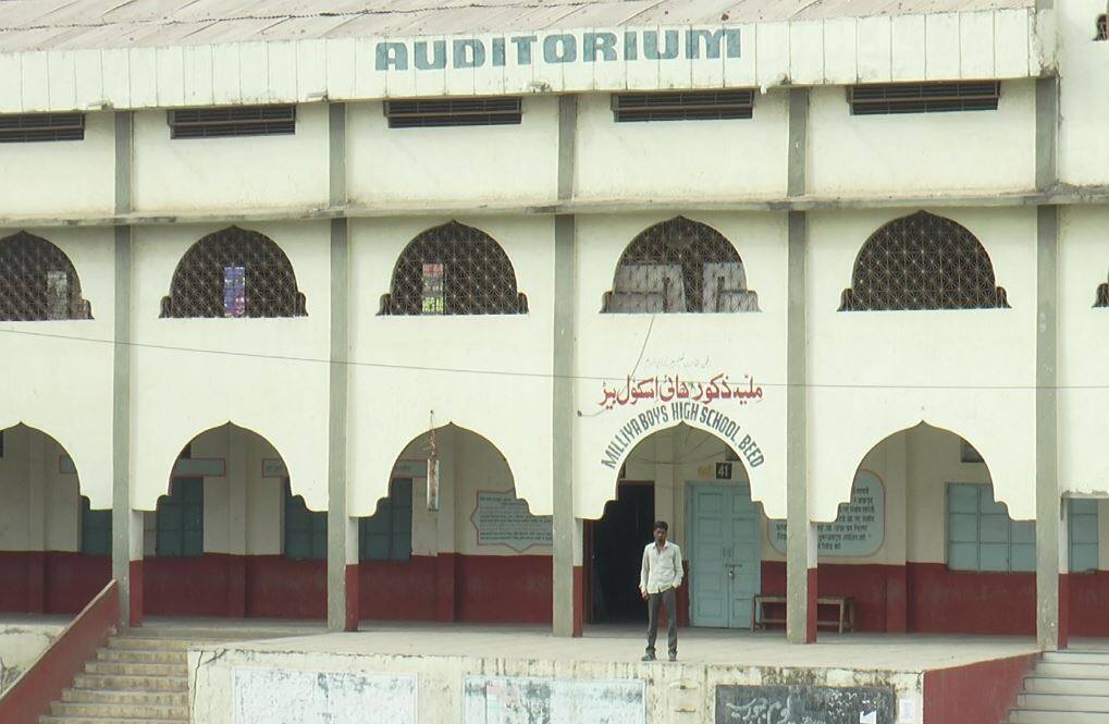 परीक्षेत कॉपी करण्यासाठी कॉलेजचे सीसीटीव्ही फोडले Beed : CCTV broken by student to copy in the exams latest update परीक्षेत कॉपी करण्यासाठी कॉलेजचे सीसीटीव्ही फोडले