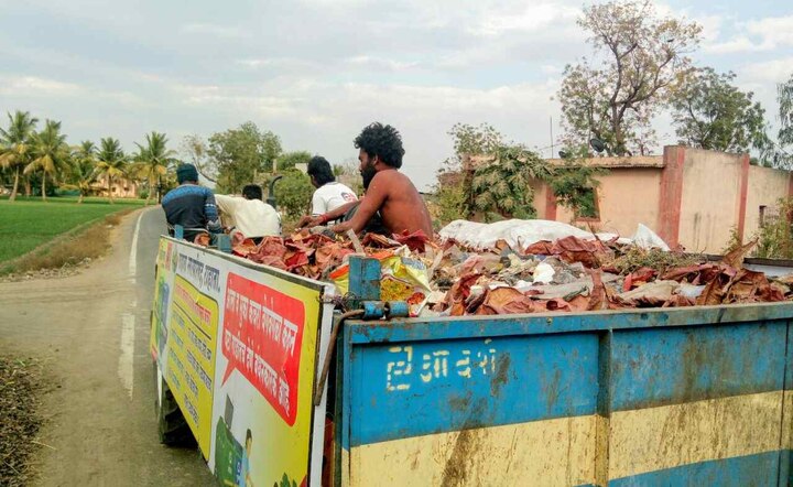 Nagarpalika picked up psycho in garbage tractor राहात्यात मनोरुग्णाला कचऱ्याच्या ट्रॅक्टरमध्ये टाकून शहराबाहेर सोडलं!