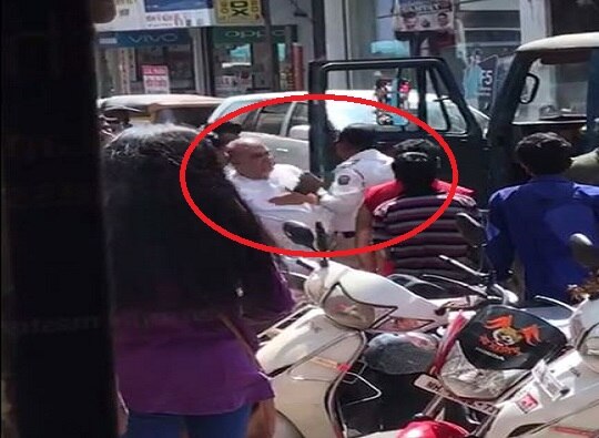 Ulhasnagar : Traffic Police and Two wheeler rider fighting over towing car latest update टो करण्यावरुन वाहतूक पोलिस-दुचाकीचालकाची हाणामारी