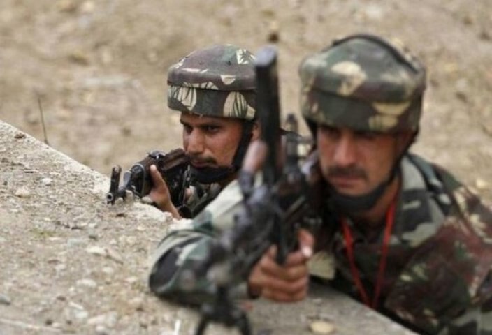 Terror attack at crpf camp in srinagars karan nagar latest update श्रीनगरमध्ये CRPFच्या कॅम्पवर दहशतवादी हल्ला, एक जवान शहीद