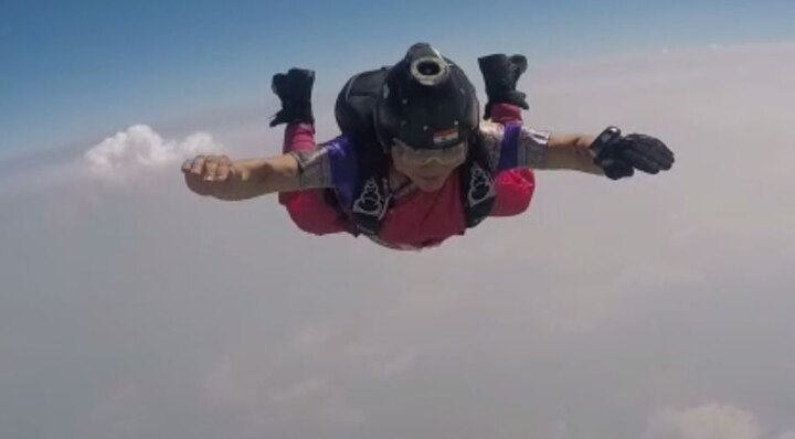 Pune’s Sheetal Mahajan did sky diving from 13 thousand feet wearing Nine yard saree in Bangkok latest update नऊवारी नेसून शीतल महाजनांचं 13 हजार फुटांवरुन स्काय डायव्हिंग