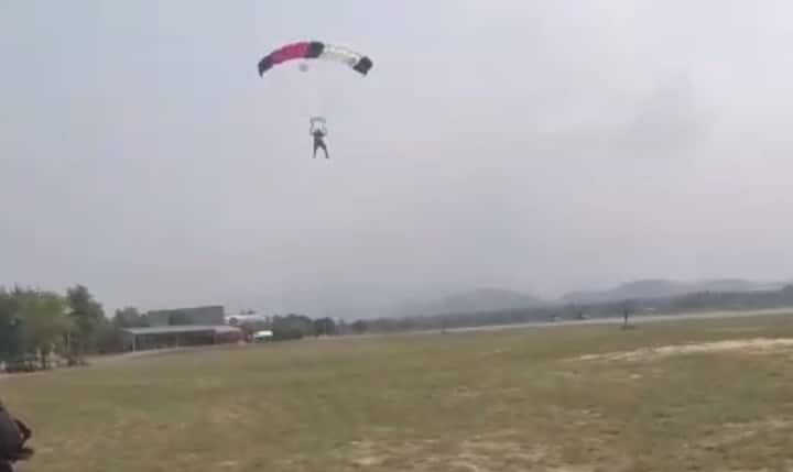 महाराष्ट्राची संस्कृती असलेला नऊवारी साडीचा पेहराव करुन पहिल्यांदाच त्यांनी विमानातून जम्प केली.