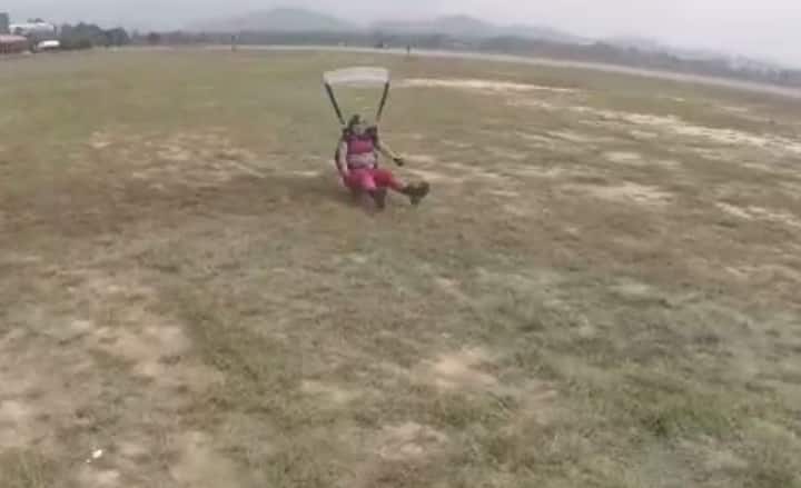 जगामध्ये आजवर कोणीच साडी नेसून स्काय डायव्हिंग करण्याचा धाडसी प्रयत्न केला नसल्याचं त्या म्हणाल्या.