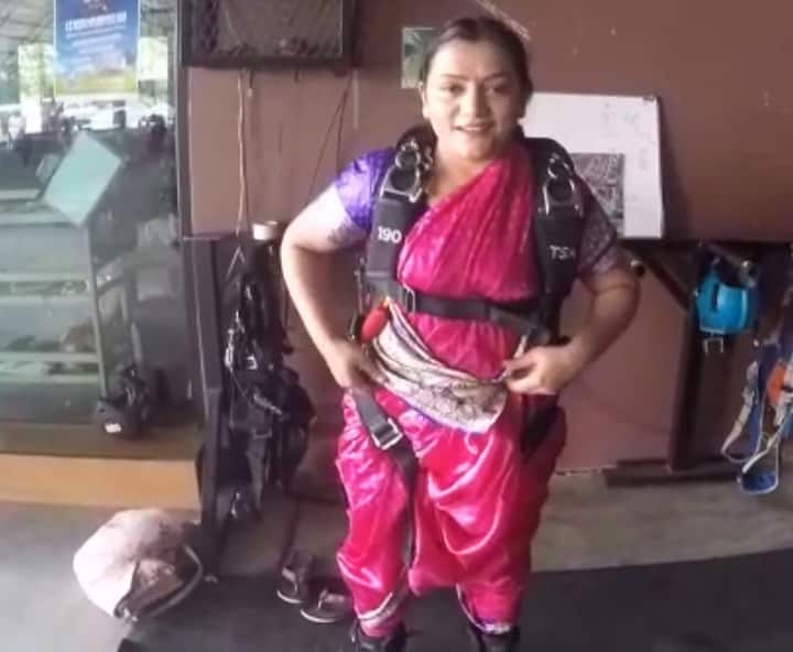स्काय डायव्हिंग करणाऱ्या अनेक धाडसी व्यक्तींचे व्हिडीओ आतापर्यंत पाहायला मिळाले आहेत. मात्र नऊवारी साडी नेऊन तब्बल 13 हजार फुटांवरुन एका महिलेने उडी मारली.