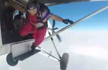 नऊवारी नेसून 13 हजार फुटांवरुन स्काय डायव्हिंग