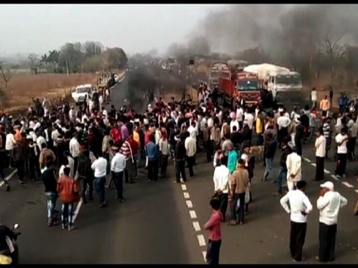 Farmers protest on the Nagpur-Amravati road latest update गारपीटग्रस्त शेतकऱ्यांचा रास्ता रोको, भाजप आमदारही आंदोलनात