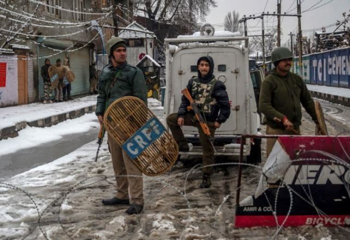 encounter continue with terrorists last 30th hours in Srinagar latest update श्रीनगरमध्ये 30 तासांपासून दहशतवाद्यांसोबत चकमक, एक जवान शहीद