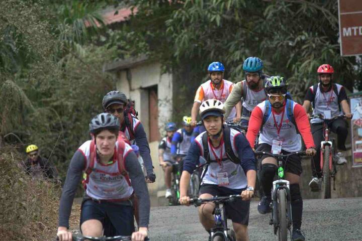 पुण्यामध्ये 11 आणि 12 फेब्रुवारीला एंड्युरो स्पर्धा पार पडली. या स्पर्धेत देशातूनच नव्हे तर परदेशातूनही खेळाडू सहभागी होतात. ( फोटो सौजन्य : NEF Enduro )