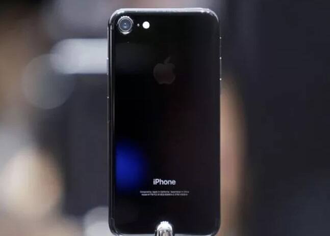 iPhone 7 (32GB): आयफोन 7वर तब्बल 7000 रुपयांची सूट देण्यात आली आहे. यासोबतच यूजर्सला 18,000 रुपयांची एक्सचेंज ऑफरही मिळणार आहे. अॅपलने हा आयफोन 2016 साली लाँच केला होता. आता हा स्मार्टफोन 42,999 रुपयात खरेदी करता येणार आहे. 