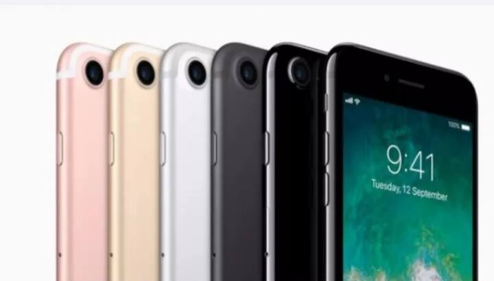 iPhone 7 Plus(32GB): या सेलमध्ये हा स्मार्टफोन 56,999 रुपयात खरेदी करता येणार आहे. यामध्ये 3,000 रुपयांची सूट देण्यात आली आहे. 