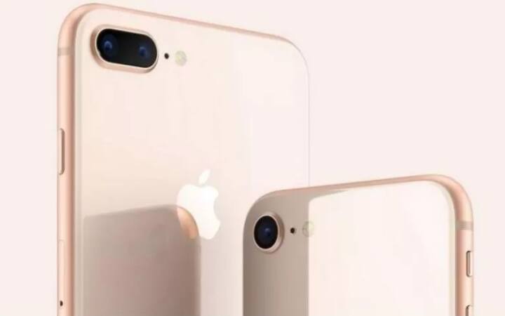 iPhone 8 (64GB): आयफोन 8 वर तब्बल 8,000 रुपयांची सूट देण्यात आली आहे. त्यामुळे या सेलमध्ये हा फोन 55,999 रुपयात खरेदी करता येणार आहे. बाजारात या स्मार्टफोनची किंमत 62,000 रुपये आहे.