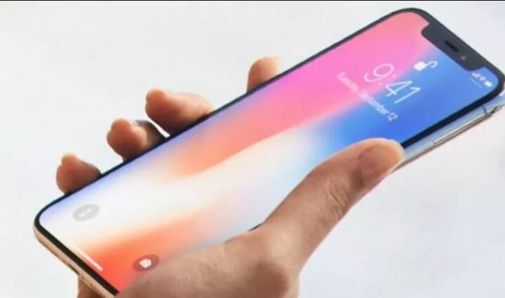 iPhone X (64GB): आयफोन X हा स्मार्टफोन 89,000 रुपयात लाँच करण्यात आला होता. या सेलमध्ये हा स्मार्टफोन 82,000 रुपयात खरेदी करता येणार आहे. म्हणजे या स्मार्टफोनवर तब्बल 7 हजारांची सूट देण्यात आली आहे. 