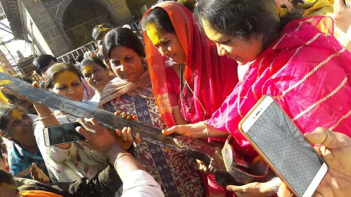 बारामतीच्या खासदार सुप्रिया सुळे यांनी आपल्या कृतीतून महिला या अबला नाही, तर सबला असल्याचं दाखवून दिलं आहे. 