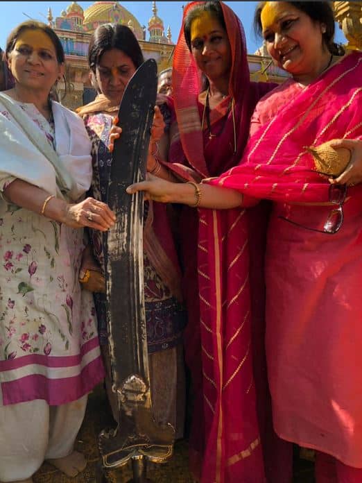 जेजुरी गडावर राष्ट्रवादीच्या खासदार सुप्रिया सुळे यांनी खंडेरायाची 40 किलो वजनाची तलवार उचलण्याचा प्रयत्न केला.