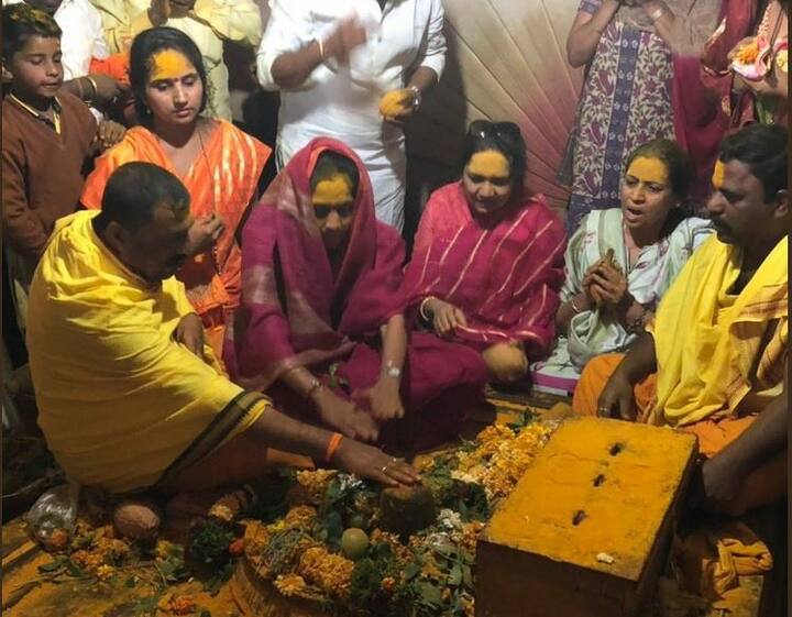 महाशिवरात्रीला गडावरील दोन्ही शिवलिंग दर्शनासाठी खुले असतात. यावेळी सुप्रिया सुळेंनी भविकांबरोबर सेल्फीही घेतले.