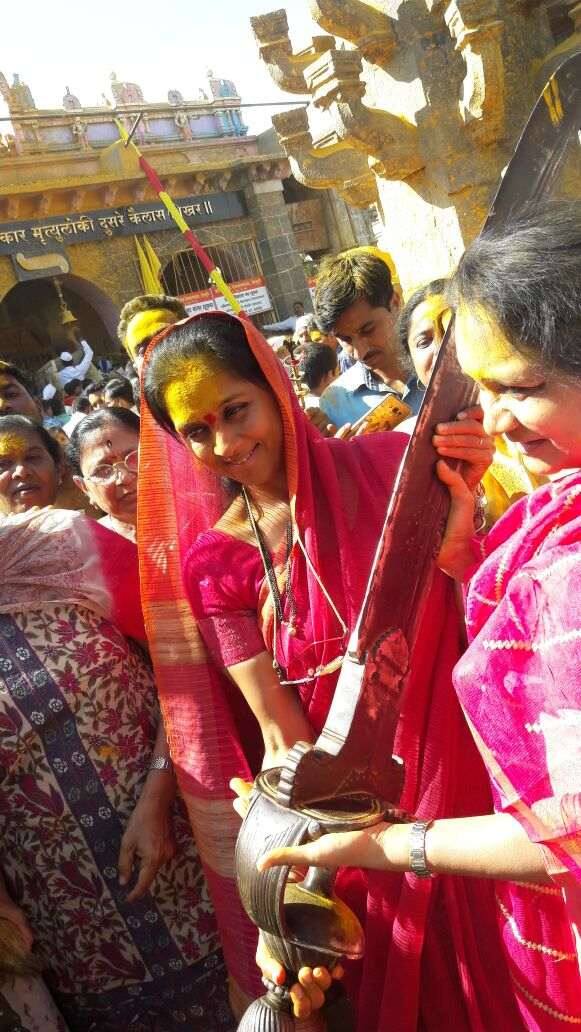महाराष्ट्राचे कुलदैवत अशी ख्याती असलेल्या जेजुरीगडावरील महाशिवरात्रीच्या निमित्ताने शिवलिंगाचं दर्शन घेण्यासाठी सुप्रिया सुळे काल गेल्या होत्या.