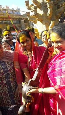 सुप्रिया सुळेंकडून जेजुरीगडावर 40 किलोंचा खंडा उचलण्याचा प्रयत्न