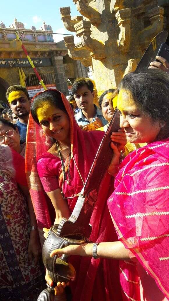 खंडा उचलण्याचा प्रयत्न करुन आजच्या महिला सक्षम असल्याचं त्यांनी एकप्रकारे दाखवून दिलं. 