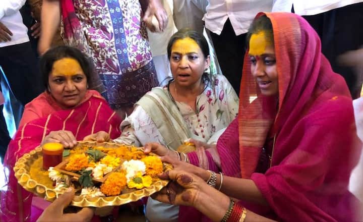 'महाशिवरात्रीच्या दिवशी मुख्य मंदिरातील तळघरात असलेले गुप्त शिवलिंग तसेच कळसावरील शिवलिंगाचे दर्शन घेता येते. ही पर्वणी साधण्यासाठी राज्यभरातून भाविक जेजुरीला आले आहेत. येळकोट येळकोट जय मल्हार!' असं ट्विटरवर फोटो शेअर करताना सुप्रिया सुळेंनी लिहिलं आहे.