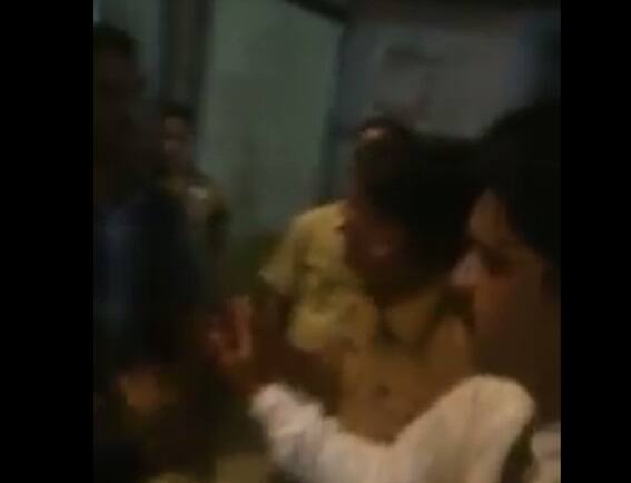 रेल्वे अपघातातील जखमीला मदत करणाऱ्यालाच पोलिसांनी झापलं! Police Reverse inspection of people who help the Accident injured’s latest update रेल्वे अपघातातील जखमीला मदत करणाऱ्यालाच पोलिसांनी झापलं!