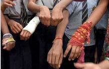 आवाज सहन न झाल्याने शाळा विश्वस्तांच्या पत्नीची विद्यार्थ्यांना मारहाण