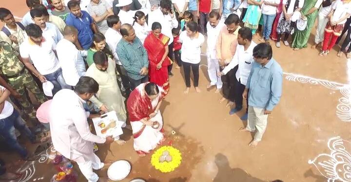 दरवर्षी शिवजयंती मोठया उत्साहात साजरा करण्यात येते. मात्र यावर्षीची शिवजयंती आगळया-वेगळया पध्दतीने साजरी करुन शिवाजी महाराजांच्या विचाराचा नावलौकिक जगभरात व्हावा यासाठी शिवमहोत्सव समिती आणि अक्का फाऊंडेशन यांच्या पुढाकारातून छत्रपती शिवाजी महाराजांची प्रतिमा रांगोळीच्या माध्यमातून साकारण्यात आली.