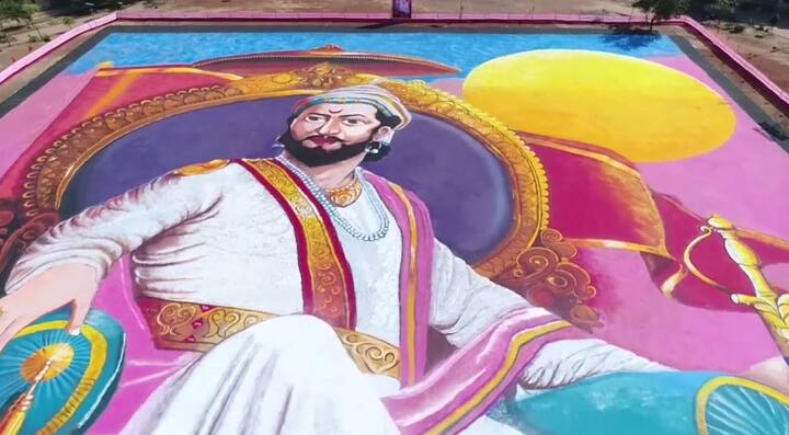 जिल्हाभरातून १०० स्वयंसेवक आणि रांगोळी कलाकार काम करत होते.