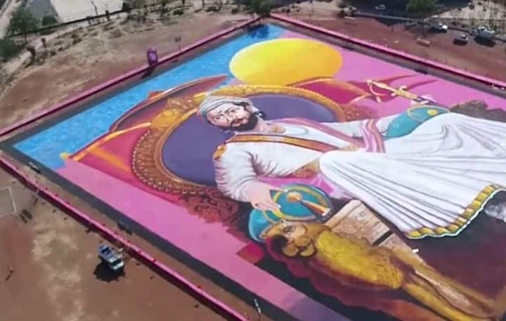 ही रांगोळी पाहण्यासाठी लातूरकरांनी देखील मोठी गर्दी केली आहे.