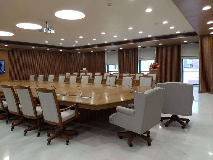 अत्याधुनिक तंत्रज्ञानानं युक्त अशा या पाच मजली इमारतीत एकूण 70 खोल्या असणार आहेत. एकाचवेळी 400 वाहनांच्या पार्किंगची सोय असेल. या बांधकामात hollow bricks चा वापर करुन इमारतीचं वातावरण थंड ठेवण्याचा प्रयत्न करण्यात आला आहे, तर वीजेसाठी सोलर पॅनेलचा वापर करण्यात आला आहे. वॉटर हार्वेस्टिंग, बायोटॉयलेटसचा समावेश करुन पर्यावरणाची काळजी घेतल्याचा दावा भाजप पदाधिकाऱ्यांनी केला आहे.