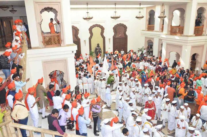 सकाळी दहा वाजता दिल्लीतल्या महाराष्ट्र सदनात शिवजन्मोत्सव सोहळा साजरा करण्यात आला. त्यानंतर सकाळी 11 ते दुपारी 1 या वेळेत महाराष्ट्र सदनापासून राजपथ मार्गे इंदिरा गांधी राष्ट्रीय कला केंद्रापर्यंत शोभायात्रा काढण्यात आली. (फोटो सौजन्य : महाराष्ट्र परिचय केंद्र)