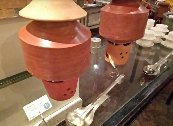 पदार्थ मातीच्या भांड्यात बुफे पद्धतीने मांडले आहेत. गंमत म्हणजे, मेन्यू मधील एकही पदार्थ यू ट्यूबवर किंवा इंटरनेटवर सापडणार नाही कारण मुलांनी वेगळी वाट चोखाळत आपल्या आजी-आजोबांची मदत घेत, त्यांच्या काळातील पारंपरिक चवीचे पदार्थ तयार केले आहेत.