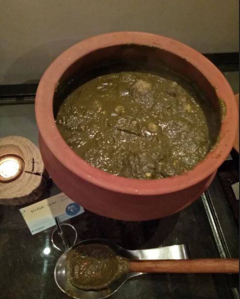 शाकाहारींसाठी वेज डमडम हा पालक आणि बटाट्याचा एक चविष्ट पदार्थ चाखता येईल. तर चेनार दालना हा बंगाली किनारपट्टीचा पदार्थही इथे पाहायला मिळतो.