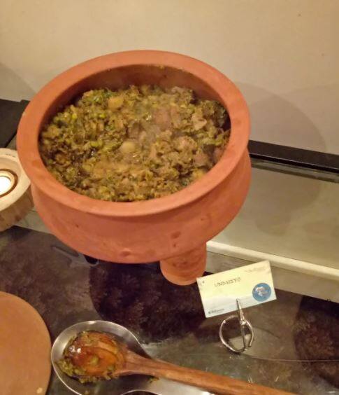 हल्ली बहुतेक लग्नांमध्ये डोकावणारा गुजराती उंधियो खाल, तर बोटं चाटत राहाल