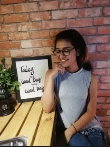  एका व्हिडीओतील हावभावांमुळे प्रिया वारियर नॅशनल क्रश बनली. 