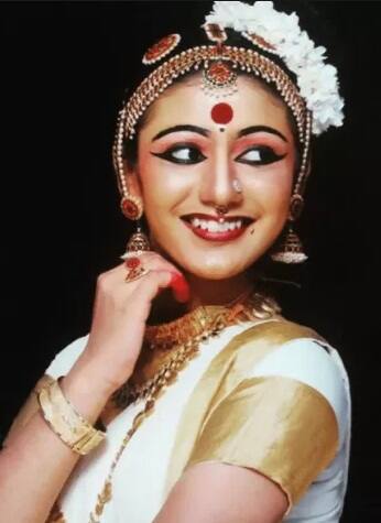 शाळेच्या गॅदरिंगमध्ये एक विद्यार्थी दुसऱ्या विद्यार्थिनीकडे रोखून बघतो. दोघांमध्ये नजरानजर होते आणि 'आँखो ही आँखो में बात हो गई' असा काहीसा प्रकार घडतो. या तरुणीने नजरेने सोडलेल्या बाणाने तिचा मित्र तर घायाळ होतोच, मात्र हा व्हिडिओ पाहणारे नेटिझन्सही गार झाले आहेत.