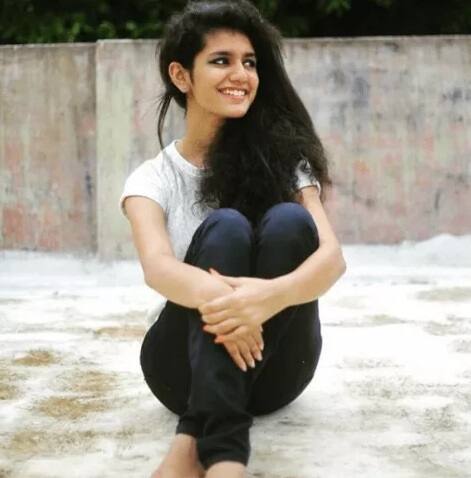 ओमर लुलू यांच्या 'ओरु अदार लव्ह' या मल्ल्याळम चित्रपटातून प्रिया पदार्पण करत आहे. 'मणिक्या मलराया पूवी' हे गाणं रिलीज करण्यात आलं. व्हायरल झालेली क्लीप ही त्याच गाण्याचा एक भाग आहे. 