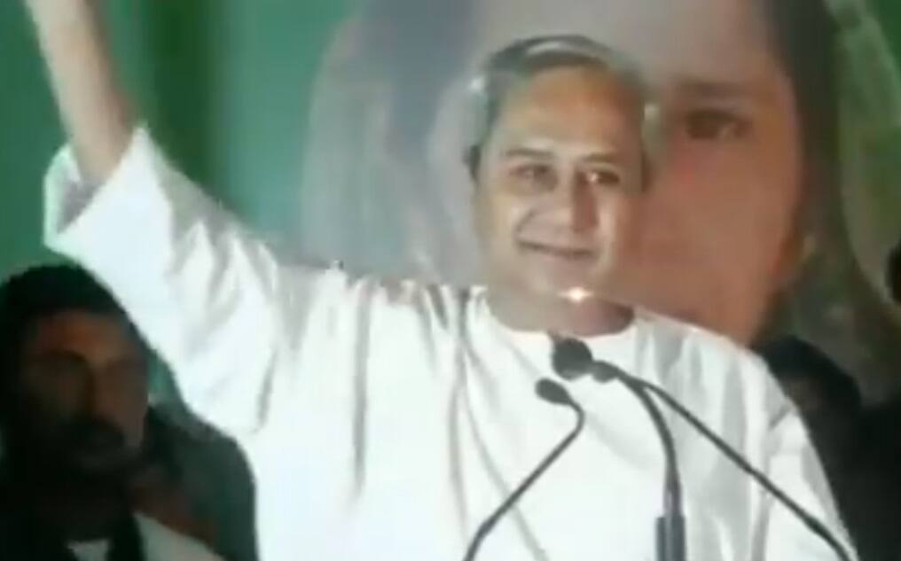 Shoes thrown towards Odisha CM Naveen Patnaik in Bargarh latest update ओदिशाचे मुख्यमंत्री नवीन पटनायक यांच्यावर चप्पलफेक