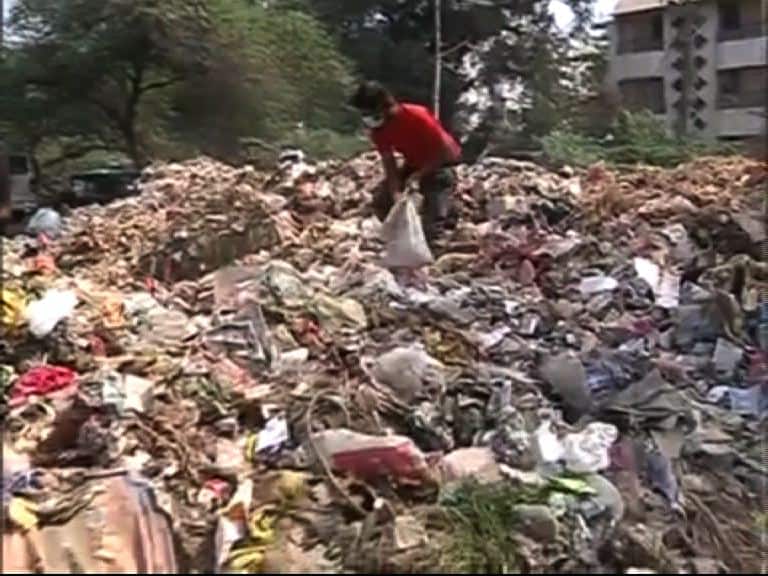 2 thousand ton garbage on Auranagabd roads due to oppose of Naregaon औरंगाबादची कचराकुंडी, शहरातील रस्त्यांवर 2 हजार टन कचरा