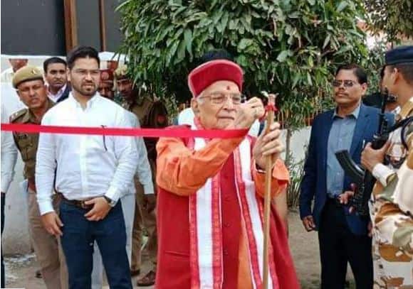 BJP veteran Murli Manohar Joshi loses temper as organizers forget scissor to cut ribbon for inauguration 'लाल फिती'मुळे मुरली मनोहर जोशी संतापले, आयोजक 'कात्री'त