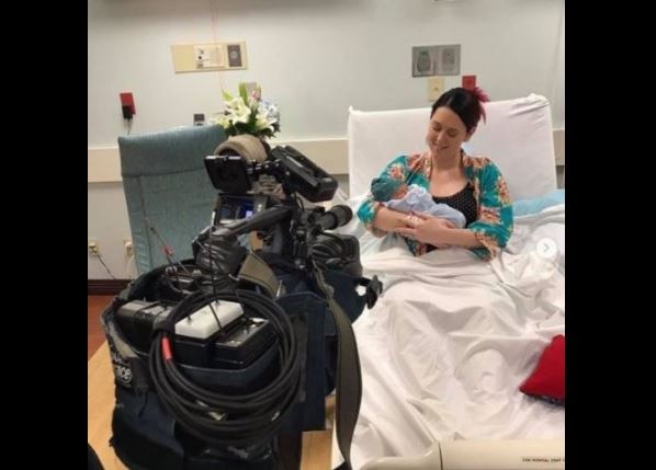 rj gave birth to her baby while on air रेडिओ शो सुरु असताना आरजेला प्रसूती वेदना, बाळाच्या जन्माचं थेट प्रसारण
