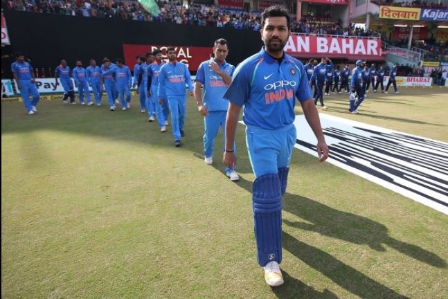 rohit-likely-to-lead-india-in-upcoming t20 tri series in sri lanka तिरंगी टी-20 मालिकेत टीम इंडियाची धुरा रोहित शर्माच्या खांद्यावर?