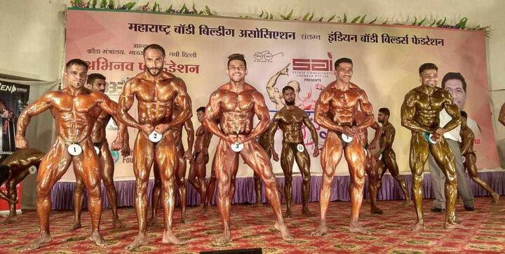 क्रीडाप्रेमी कृष्णा पारकर यांच्या पुढाकारामुळे अभिनव फाऊंडेशनच्या सहकार्याने आयोजित महाराष्ट्र श्री स्पर्धेच्या प्राथमिक फेरीत अनेक वर्षानंतर प्रथमच प्रचंड संघर्ष आणि अटीतटीची लढत पाहायला मिळाली. महाराष्ट्रातील तब्बल 190 खेळाडूंनी मुख्य स्पर्धेत आपला सहभाग नोंदविला तर फिजीक स्पोर्ट्स प्रकारात 52 पुरूष तर 10 महिलांनी आपल्या फिटनेसचे स्फूर्तीदायक दर्शन घडवले. महाराष्ट्राच्या 22 जिह्यांमधून आलेल्या पीळदार खेळाडूंमुळे वांद्य्राच्या उत्तर भारतीय संघाची आज छाती अभिमानाने फुगली होती. प्राथमिक फेरीसाठी शेकडोच्या संख्येने खेळाडू जमा झाल्यामुळे सभागृहात जिकडे तिकडे आखीव रेखीव देहयष्टीचे खेळाडूच दिसत होते.