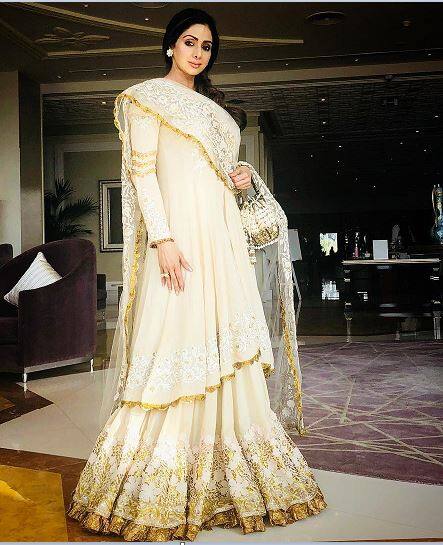 श्रीदेवी आपल्या कुटुंबीयांसह दुबईत मोहित मारवाहच्या लग्न समारंभासाठी गेल्या होत्या.