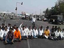 नराधमाच्या अटकेसाठी आंदोलकांनी मुंबई-आग्रा हायवे रोखला!